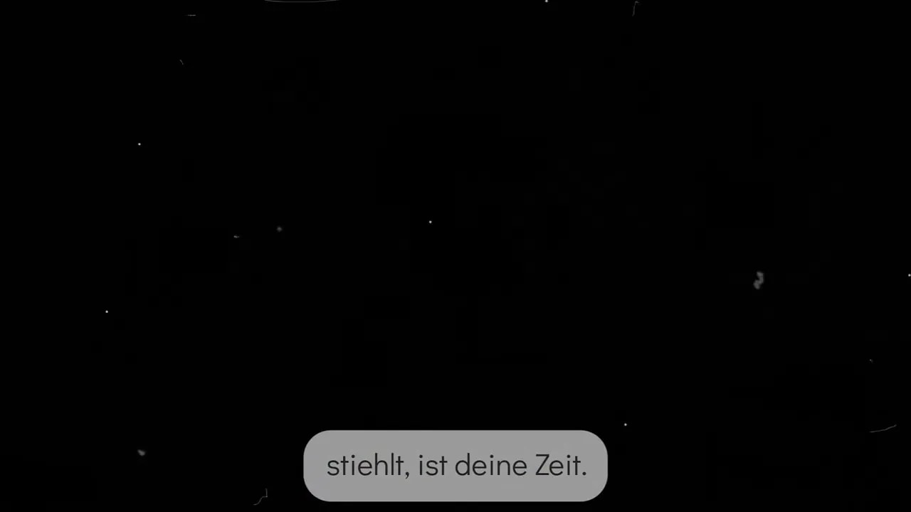 Dunkler Hintergrund mit Text-Overlay &bdquo;stiehlt, ist deine Zeit&ldquo; als Bild f&uuml;r Zeitverlust durch Konsum